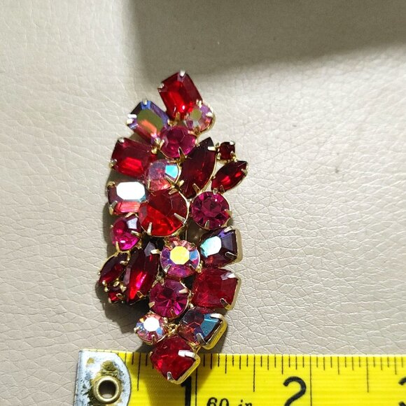 Brooch Red Aurora Borealis Rhinestone Gold Tone Vintage Setting Pinback Prong - Picture 11 of 11